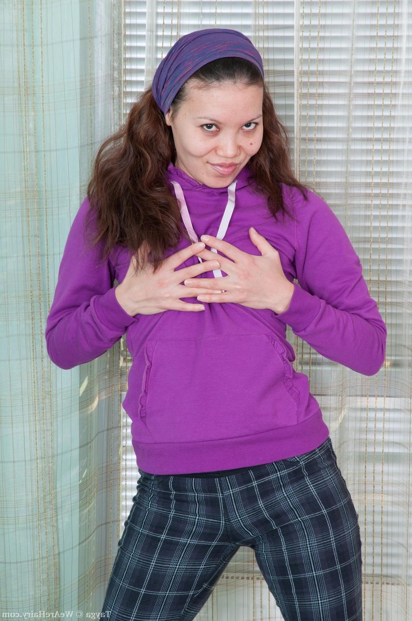 20P A linda asiática Tayga tira a roupa para descobrir seios pequenos e uma vulva peluda