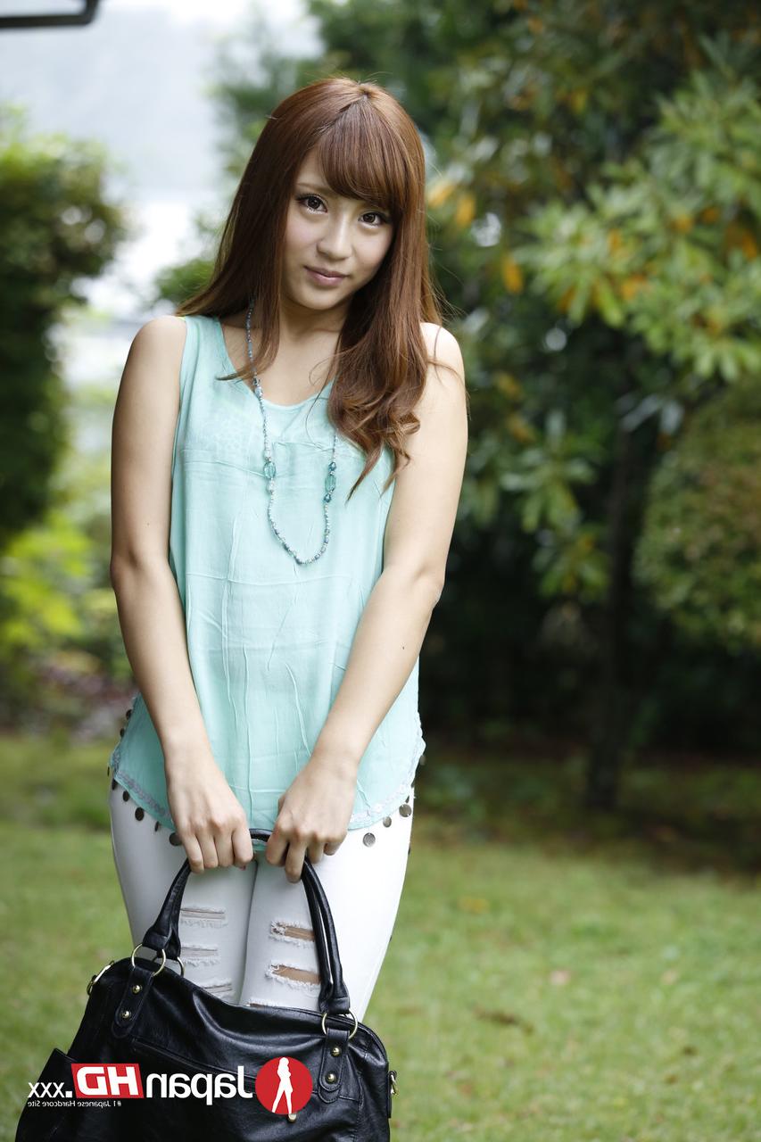 20P Linda garota japonesa Anna Anjo posando ao ar livre e tirando a roupa dentro de casa