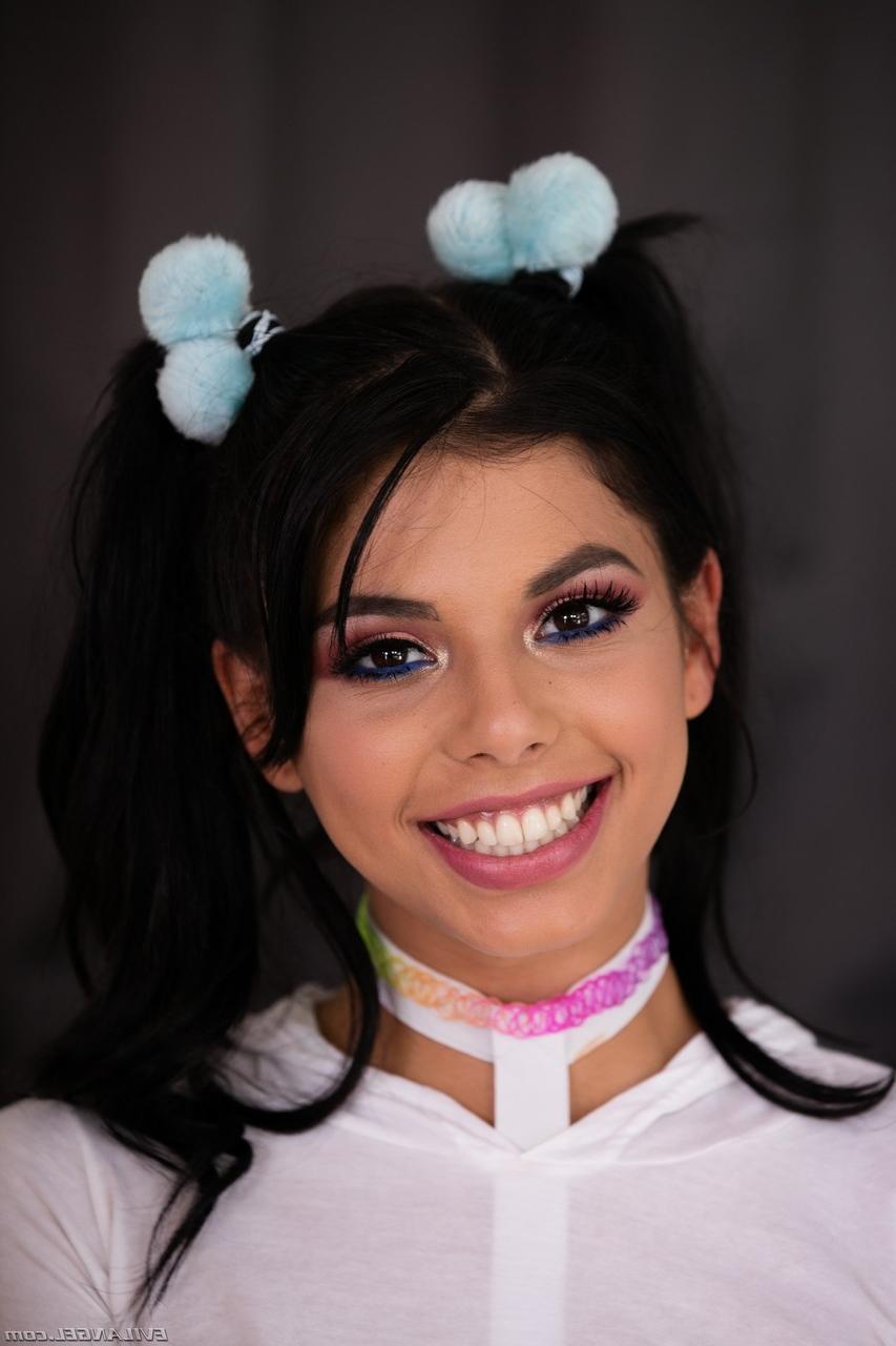 16P Lindas lésbicas Melissa Moore e Gina Valentina tirando a roupa para nós