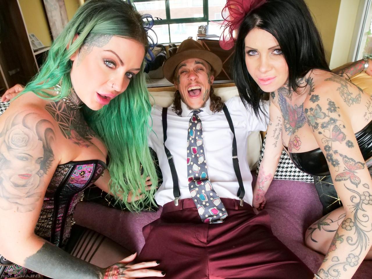15P Les filles tatouées Megan Inky et Phoenix Madina se font enculer lors d'un plan à trois.