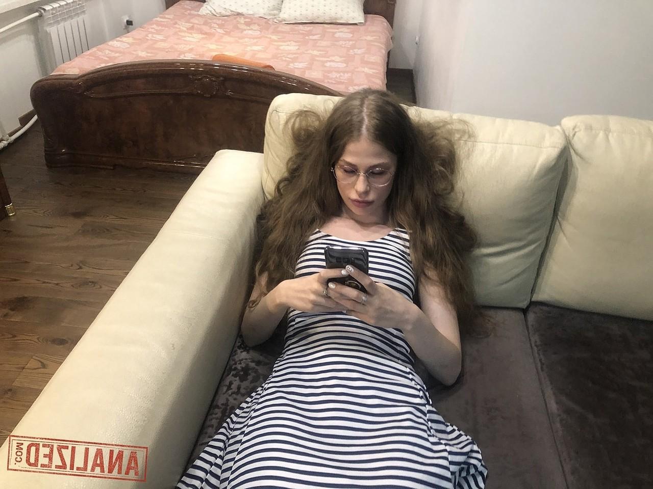 20P Amateur teenage nerd Anna Rey getting double fucked on the sofa