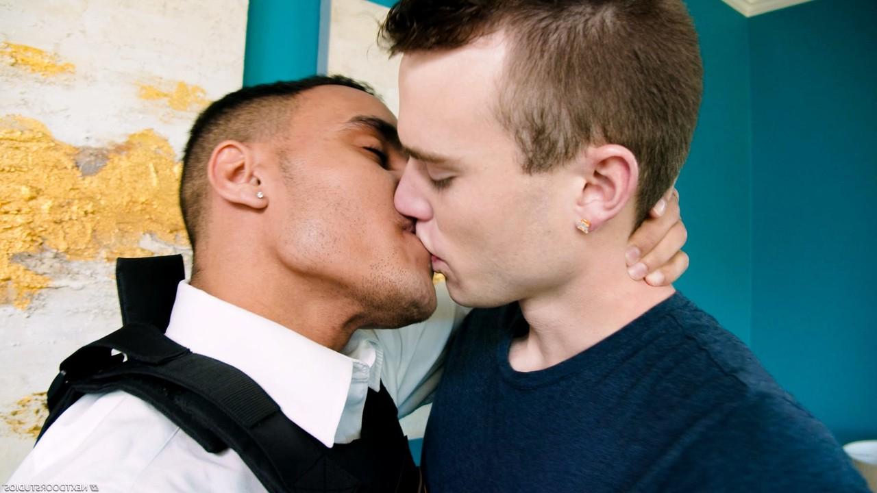 20P Los gays calientes Scott Finn y Anthony Moore se rellenan el culo en una cama