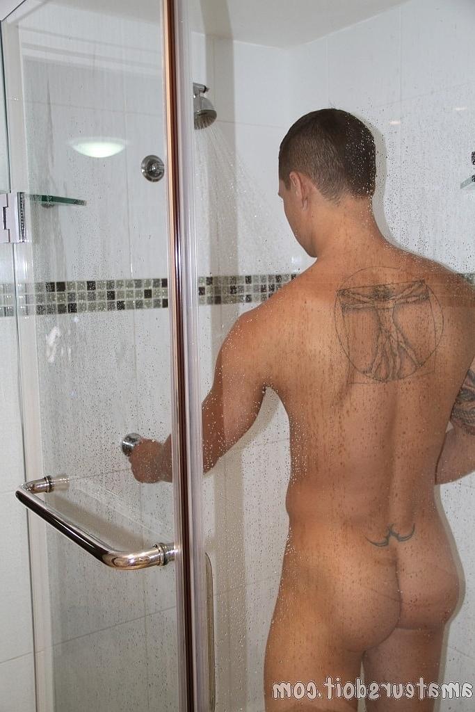 20P Die gutaussehende Amateurin Tate Ryder masturbiert nach dem Duschen mit einem Fickspielzeug