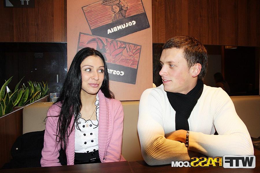 16P Das brünette Mädchen Dana nimmt an einem Blowbang in einer öffentlichen Toilette teil