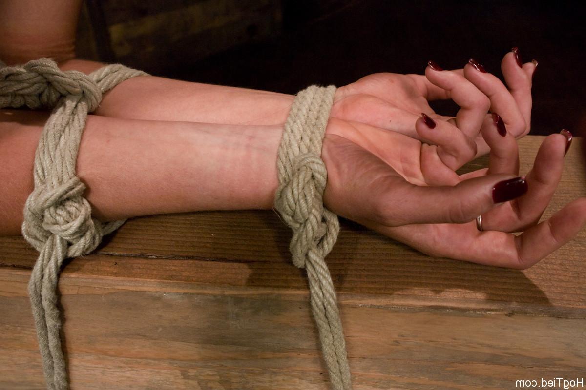 17P A escrava loira Sasha Lexing chupa o vibrador ajoelhada em corda de escravidão com gancho anal