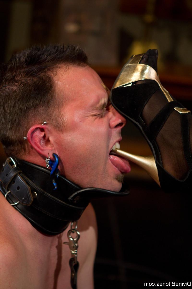 20P Die schwarze Domina Nyomi Banxxx neckt in einer heißen Domina-Szene mit ihren großen Titten