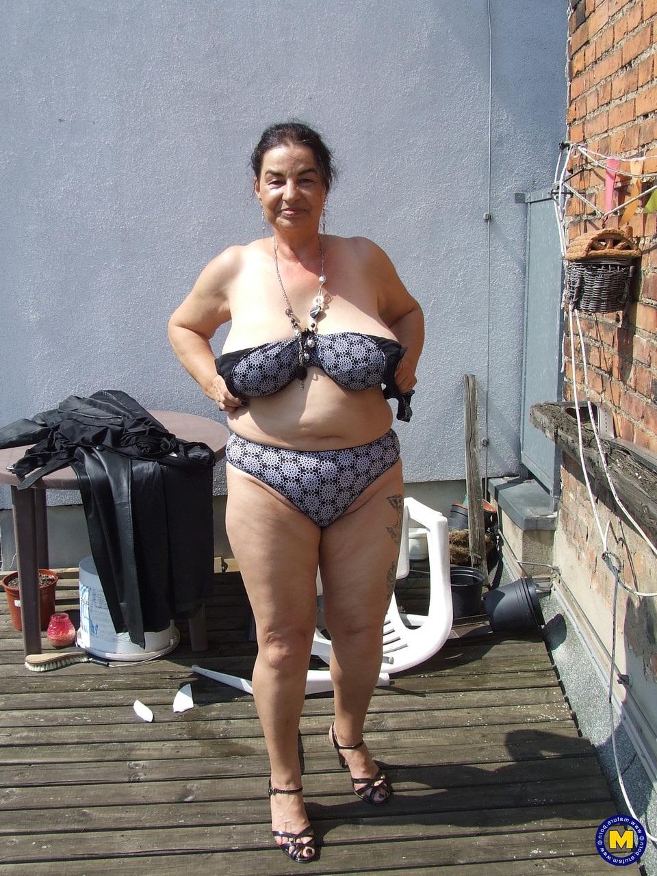 20P Maduro amador BBW Aisha mostrando seus peitos grandes e bunda lá fora