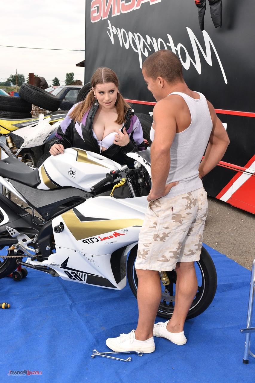 20P A motociclista sacanagem Alice Wayne toca sua buceta raspada enquanto faz sexo anal