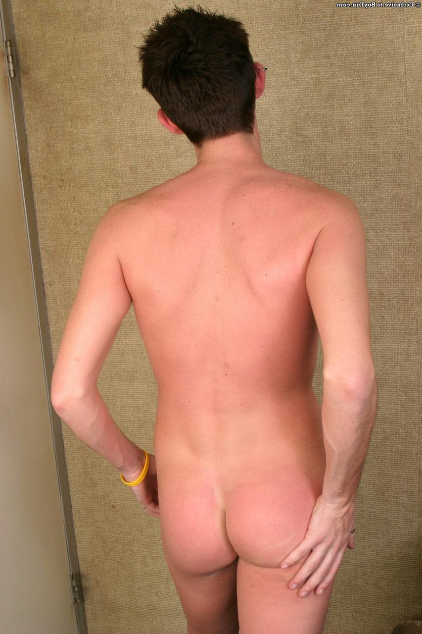 20P Der dünne, schwule Hottie Andrew zieht sich im Badezimmer aus und reibt seinen großen, unbeschnittenen Schwanz