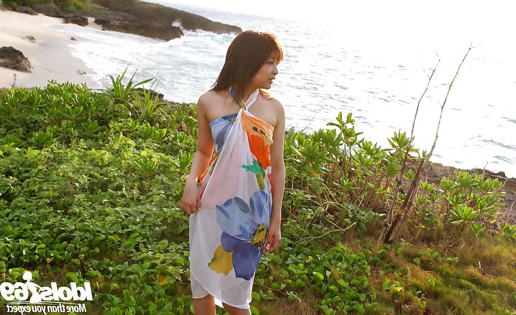 12P La sexy asiatique Miyu Sugiura découvre son corps séduisant en plein air.