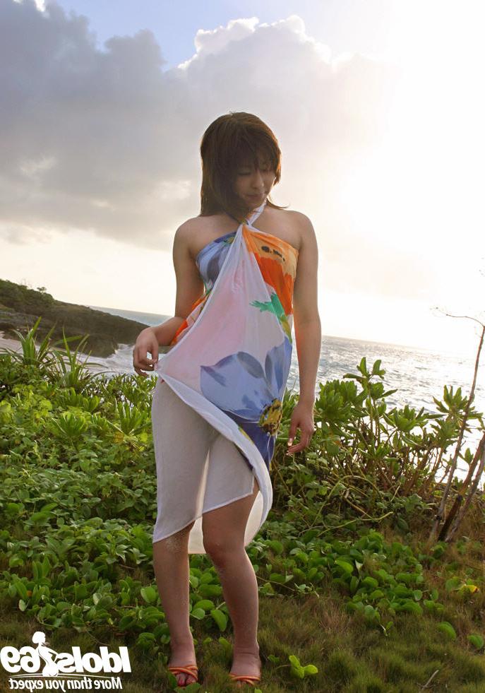 12P La sexy asiatique Miyu Sugiura découvre son corps séduisant en plein air.