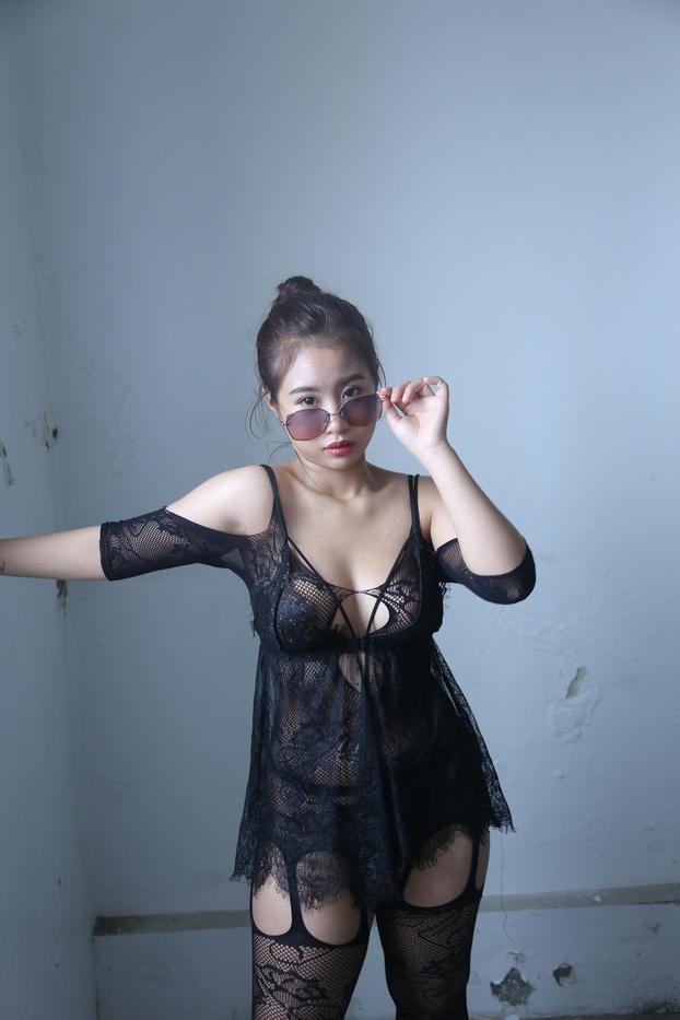20P Gata sexy mostra sua bunda grande enquanto brinca em lingerie preta e salto alto