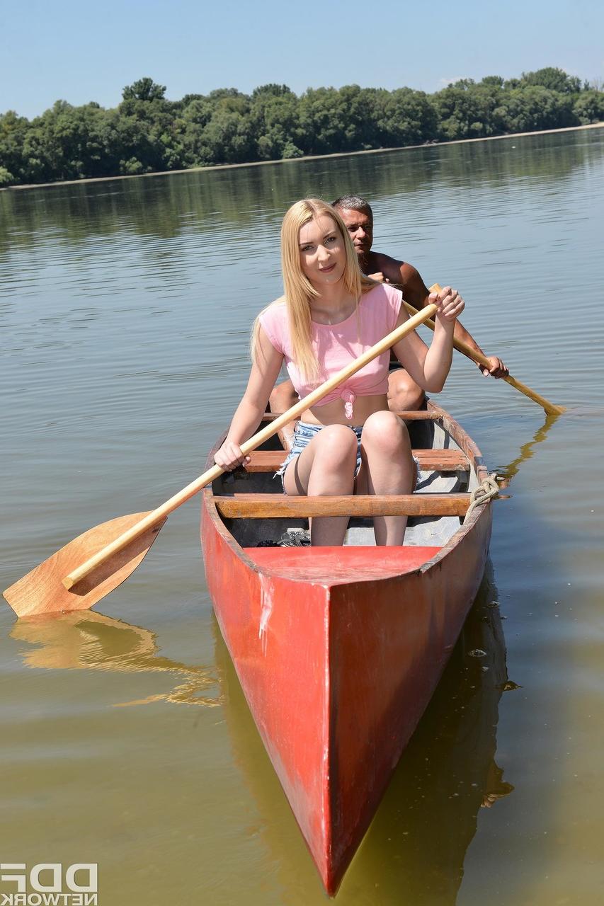 17P A loira ucraniana Amaris fodeu uma vulva apertada depois de preliminares orais à beira do lago