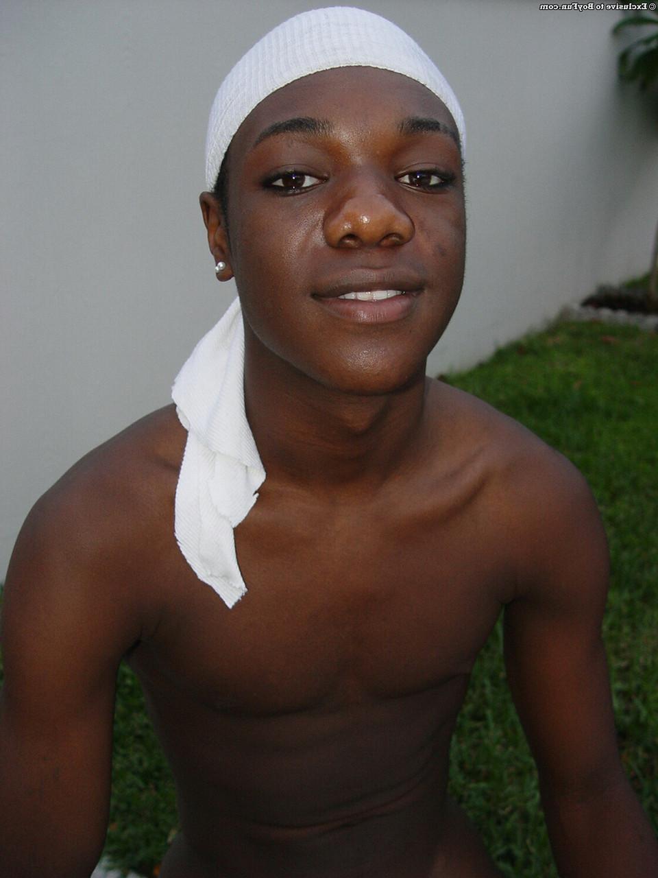 20P O lindo negro gay Rodney revela seus músculos, bunda grande e pau gostoso ao ar livre