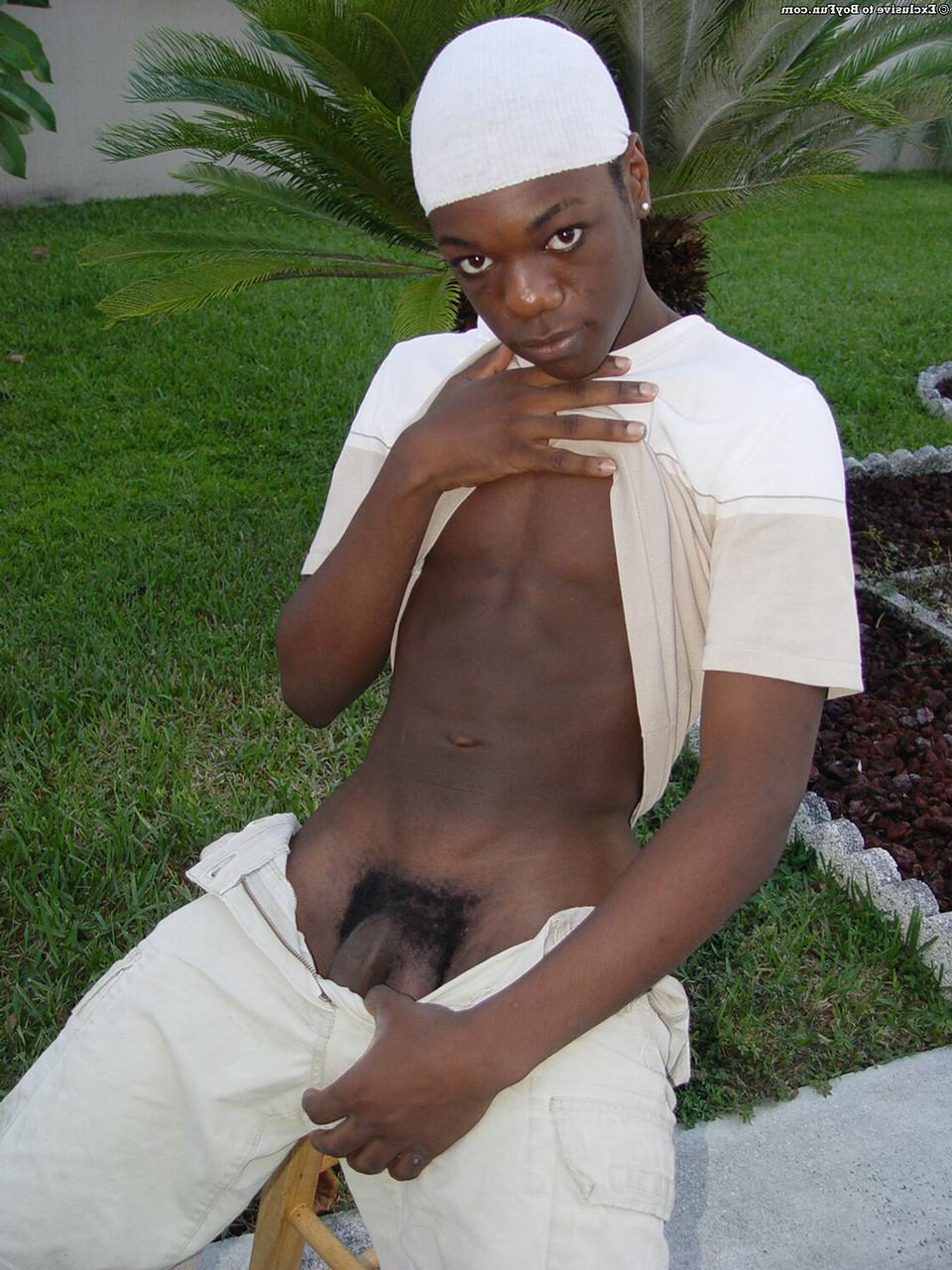20P O lindo negro gay Rodney revela seus músculos, bunda grande e pau gostoso ao ar livre