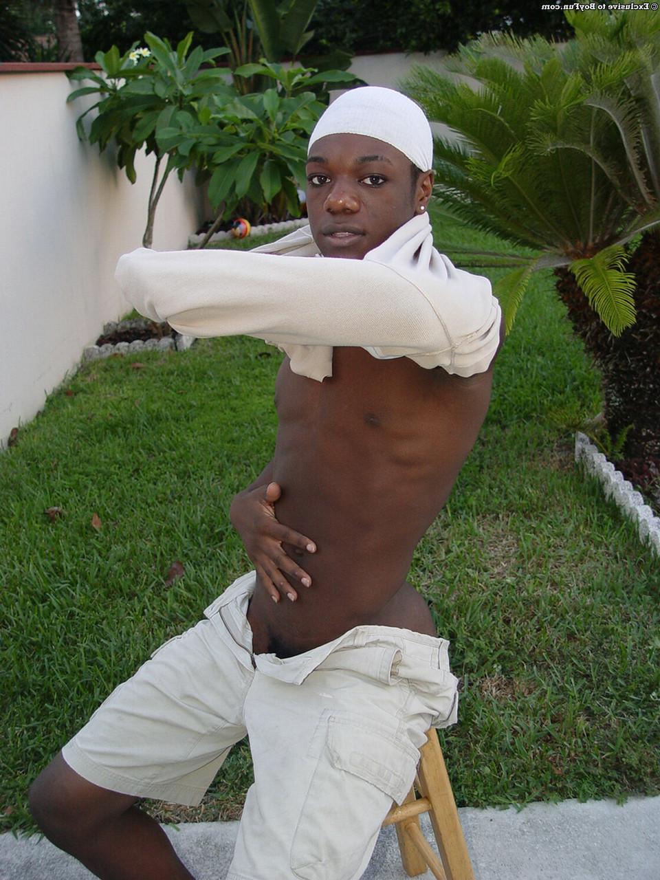 20P O lindo negro gay Rodney revela seus músculos, bunda grande e pau gostoso ao ar livre