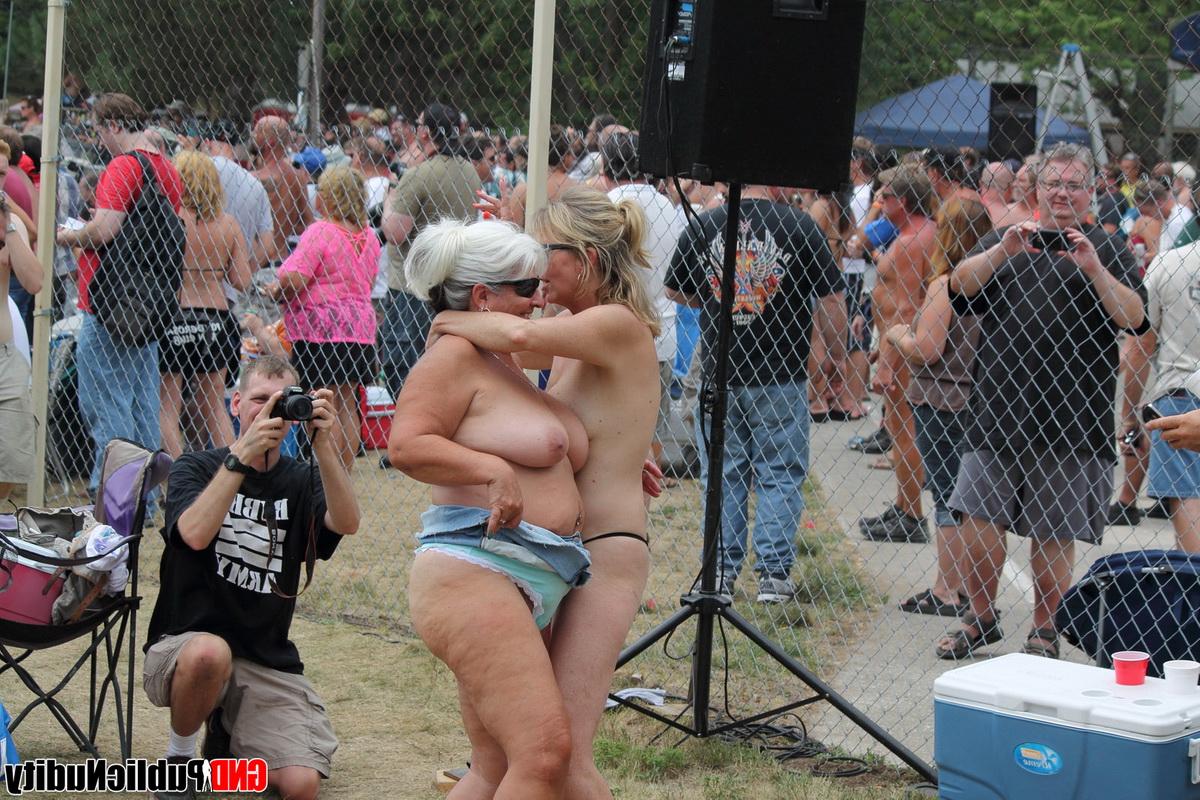 12P Garotas amadoras e strippers ficam nuas em um palco ao ar livre em um evento adulto