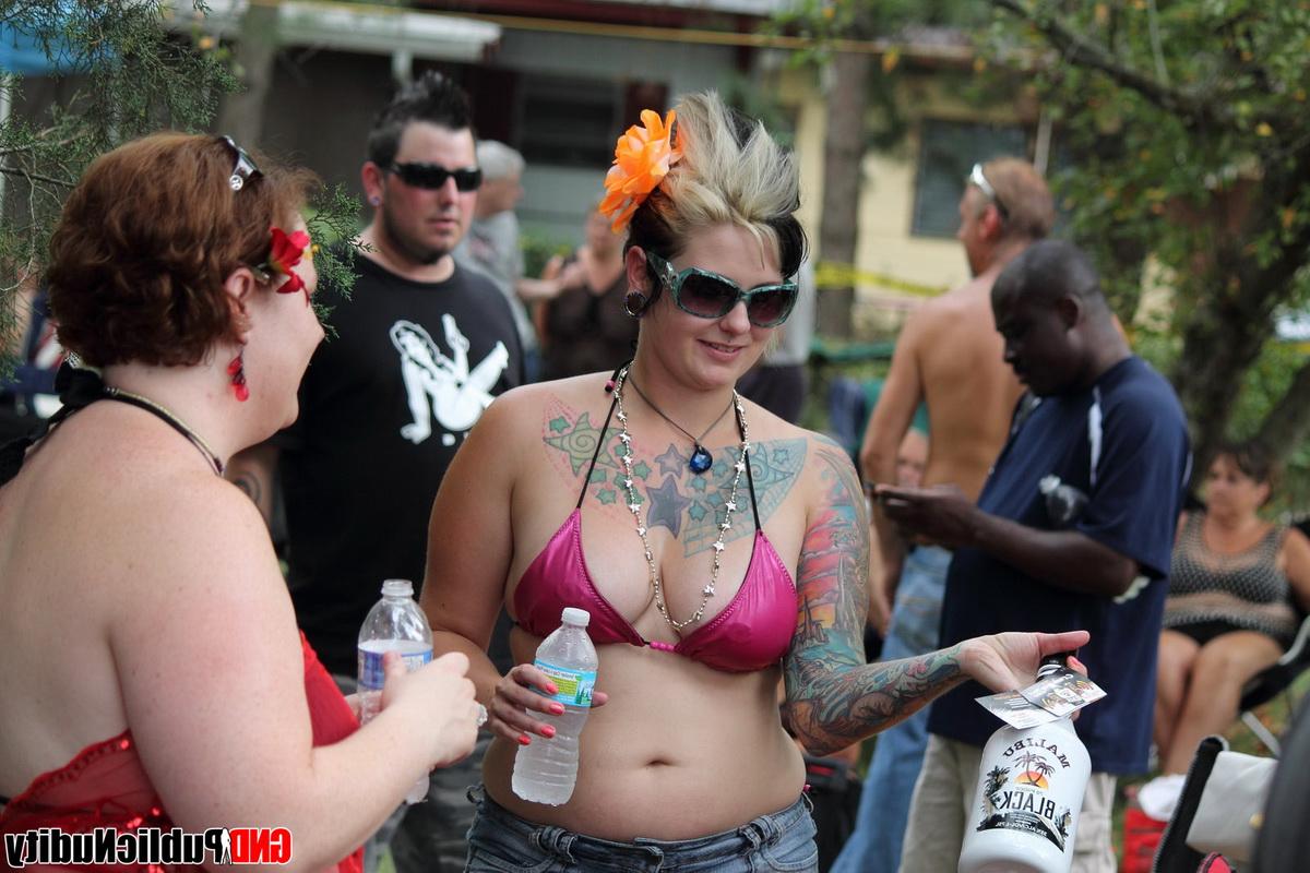 12P Garotas amadoras e strippers ficam nuas em um palco ao ar livre em um evento adulto