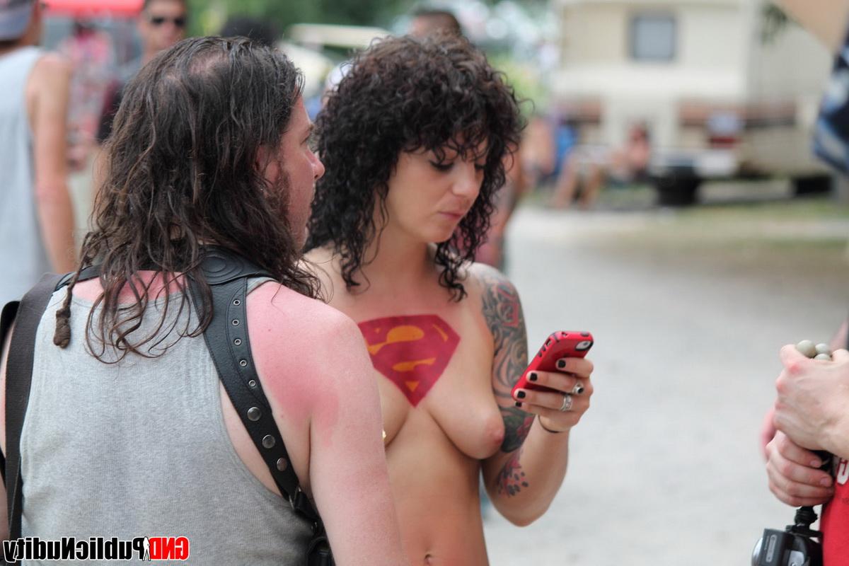 12P Garotas amadoras e strippers ficam nuas em um palco ao ar livre em um evento adulto