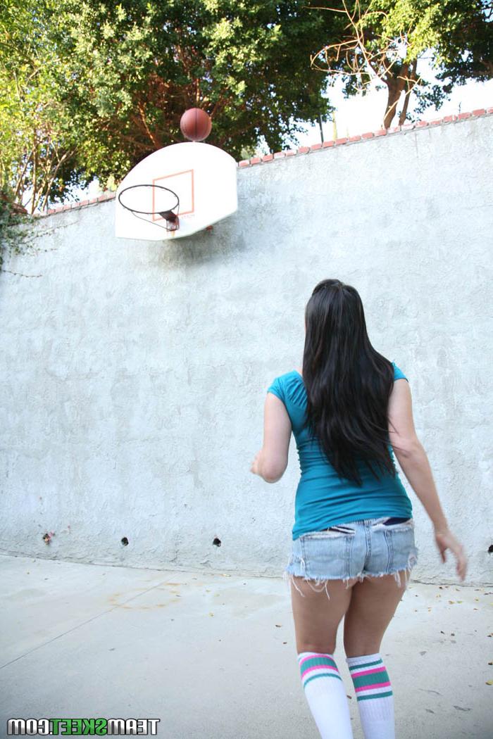 18P La asiática London Keyes está cansada de jugar baloncesto y anhela una polla