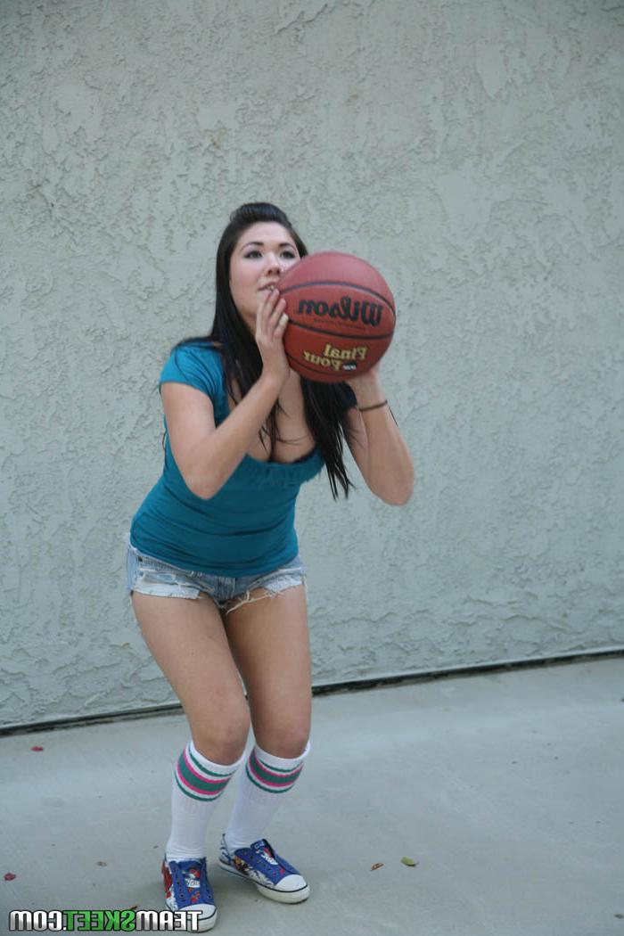 18P La asiática London Keyes está cansada de jugar baloncesto y anhela una polla