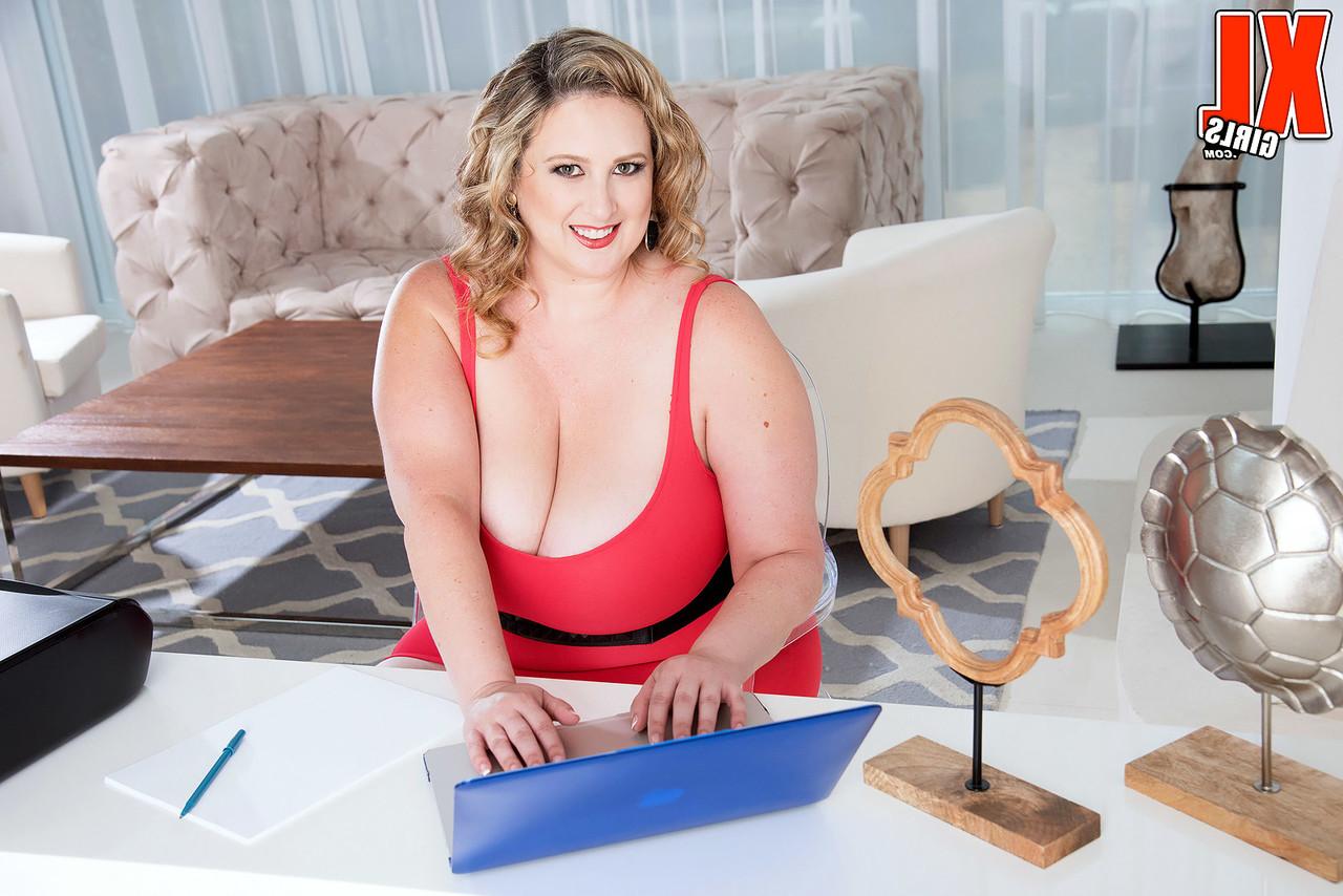 16P Amiee Roberts, une BBW d'âge moyen, se retrouve au sommet lors d'un rapport sexuel avec son amant habillé.