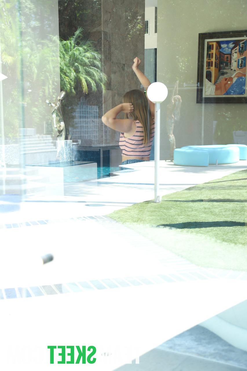 20P La jolie baby-sitter Laney Grey montre son gros cul et baise un mari infidèle.