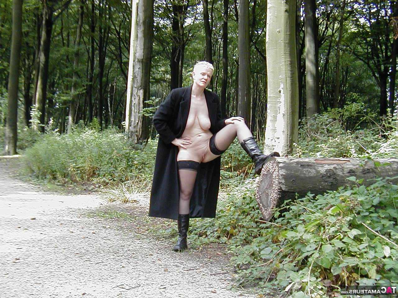 16P La femme blonde Tiffany Pearl s'exhibe dans un parc public et au bord d'une route aussi