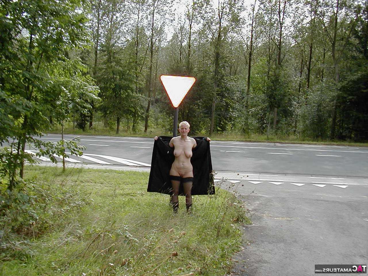 16P La femme blonde Tiffany Pearl s'exhibe dans un parc public et au bord d'une route aussi