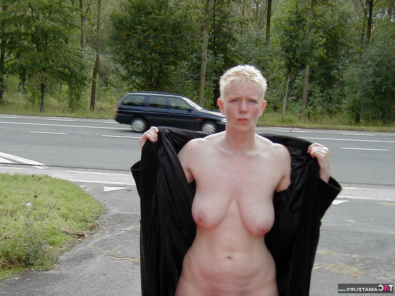 16P La femme blonde Tiffany Pearl s'exhibe dans un parc public et au bord d'une route aussi