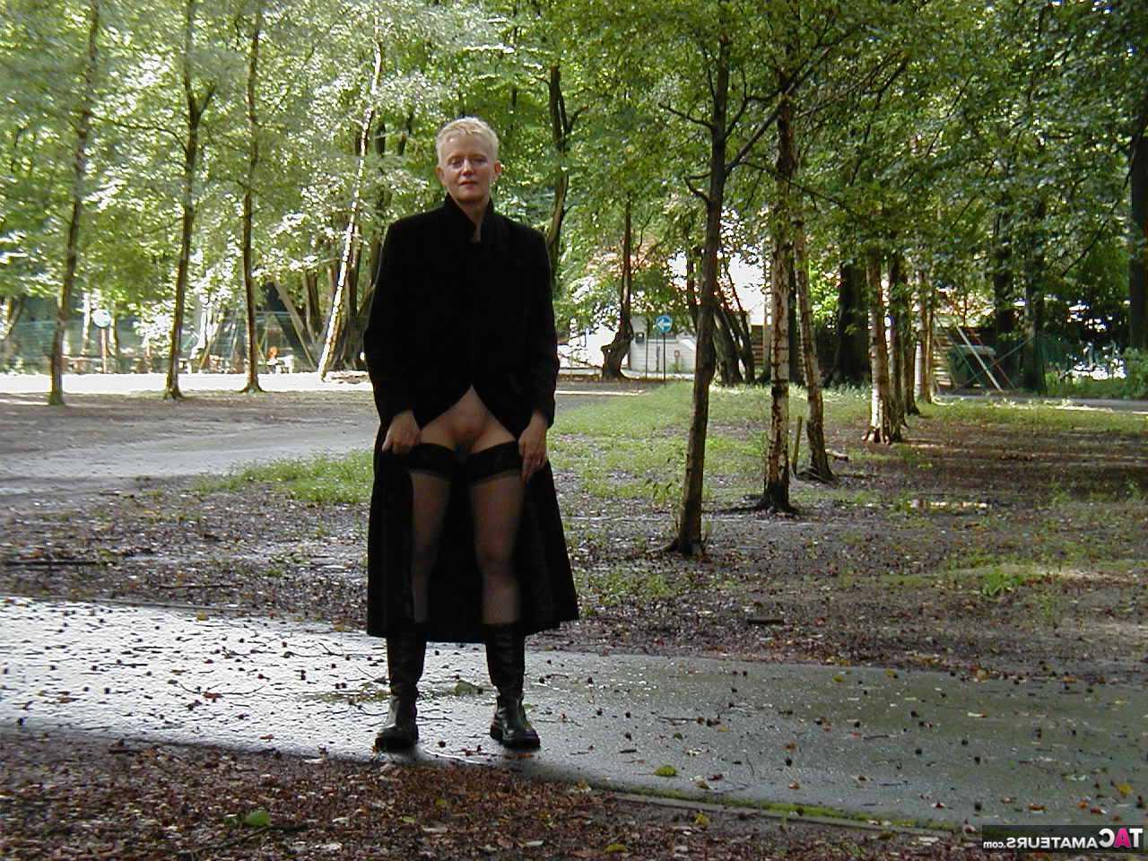 16P La femme blonde Tiffany Pearl s'exhibe dans un parc public et au bord d'une route aussi