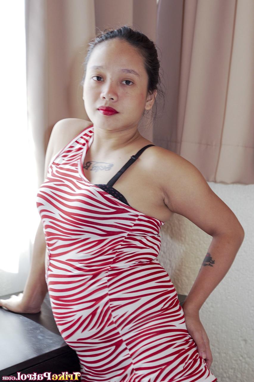20P Die philippinische Amateurin Sandra Cruz entblößt ihre Titten und reibt ihre Muschi in Netzstrümpfen
