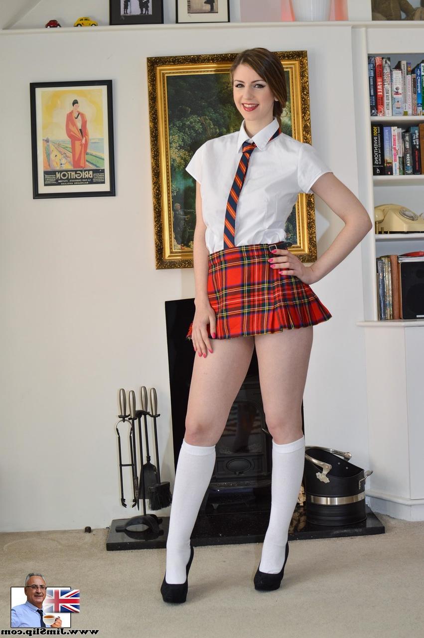 16P La linda y sexy colegiala morena Stella Cox jugando con su uniforme en acción en solitario