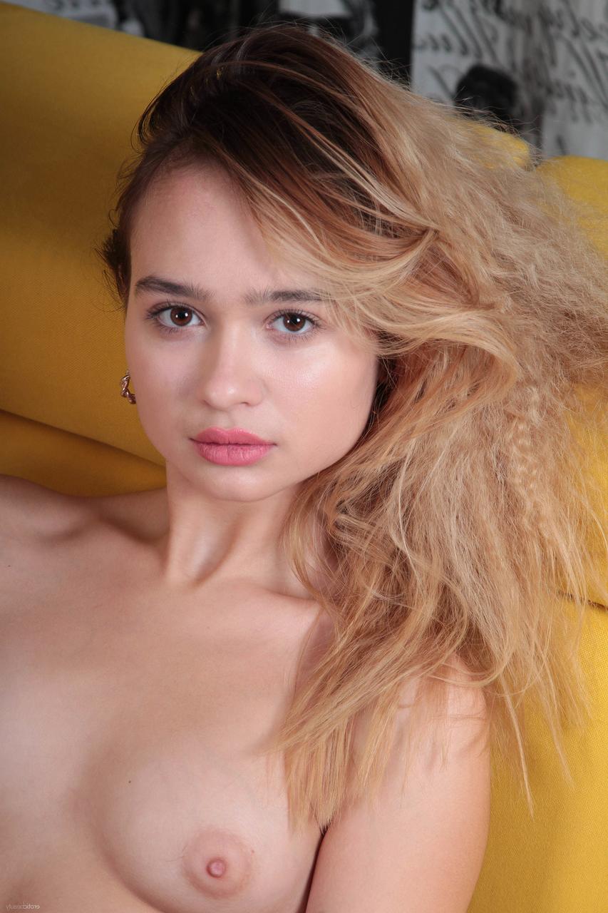 20P Die süße blonde Teenagerin Aimee Rox zeigt ihre schlanke Figur und ihre heiße Muschi