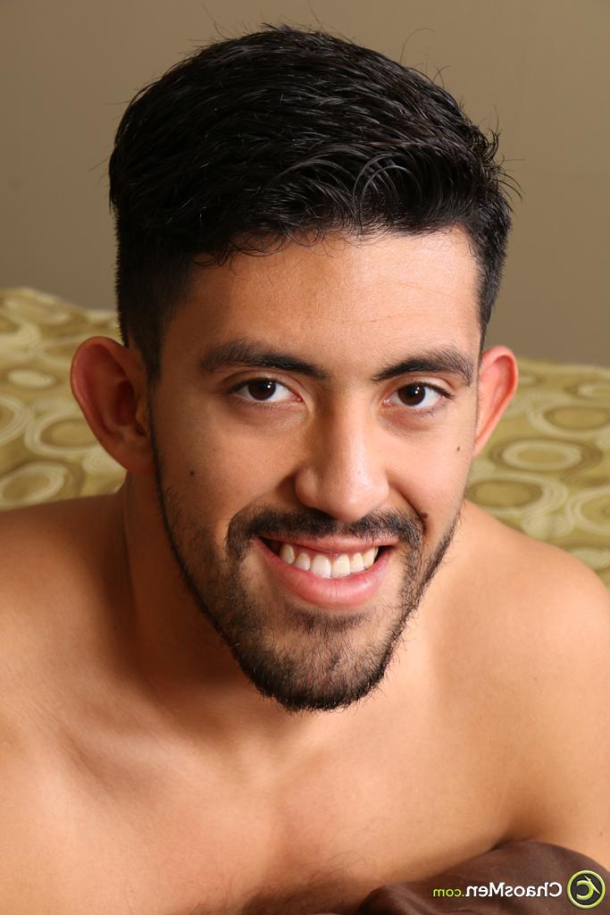 20P O moreno gay Zeno Rey mostra seu incrível corpo musculoso e posa nu