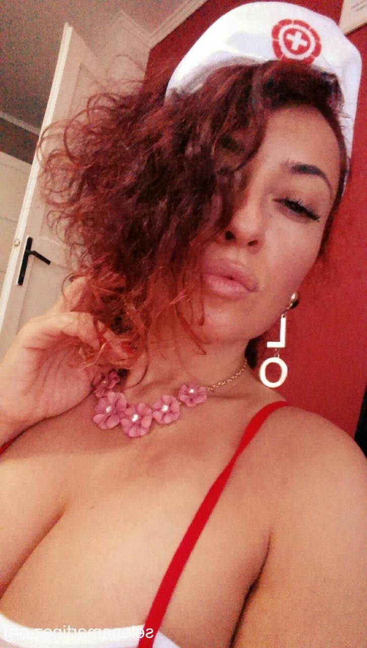 20P A enfermeira latina Selena Martinez mostra sua bunda grande e decote em um solo