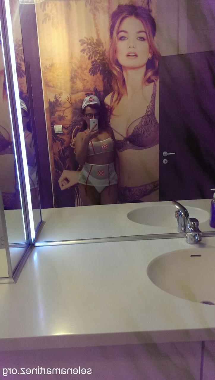 20P A enfermeira latina Selena Martinez mostra sua bunda grande e decote em um solo