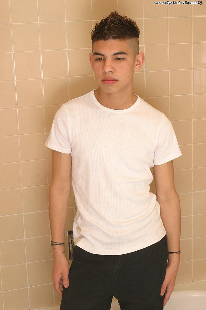 20P El lindo jovencito latino Kevin muestra su cuerpo flaco y acaricia su gran polla peluda