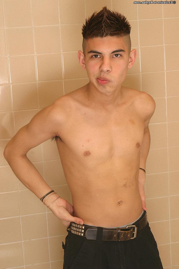 20P El lindo jovencito latino Kevin muestra su cuerpo flaco y acaricia su gran polla peluda