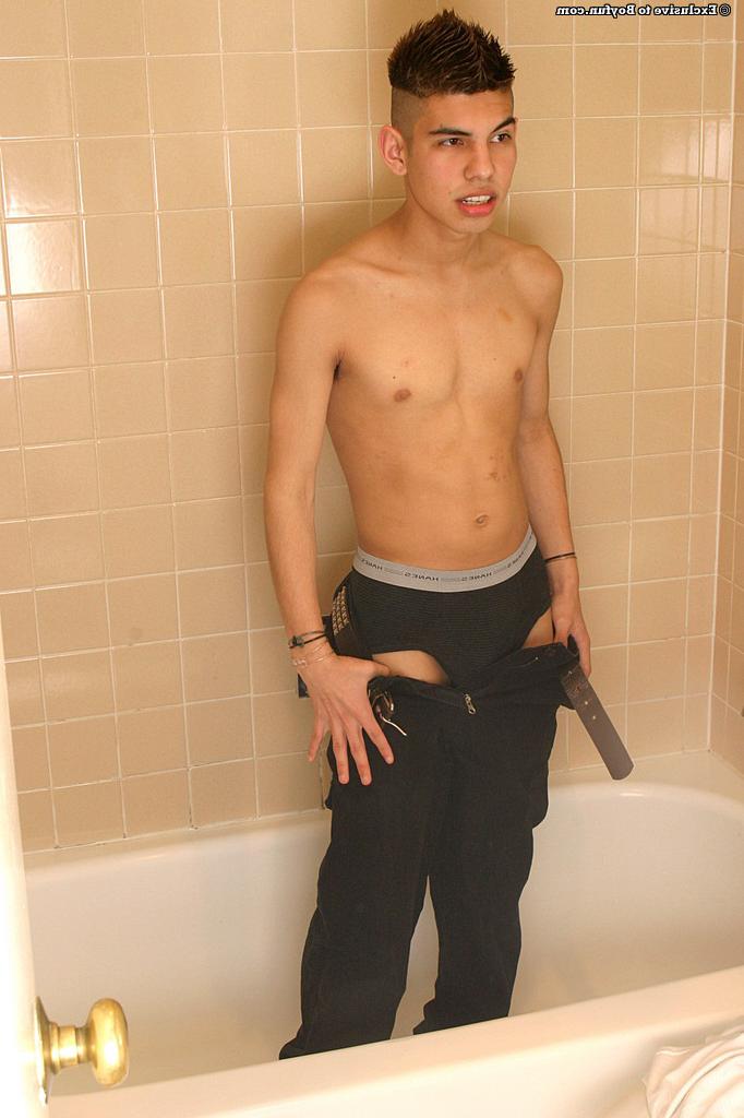 20P El lindo jovencito latino Kevin muestra su cuerpo flaco y acaricia su gran polla peluda