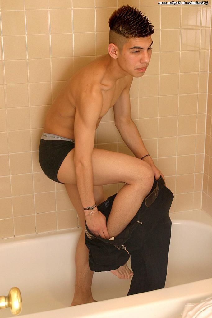 20P El lindo jovencito latino Kevin muestra su cuerpo flaco y acaricia su gran polla peluda