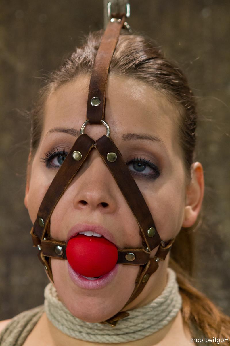 20P Ashlynn Leigh, morena atada y amordazada, le tiran los pezones y le azotan los pies