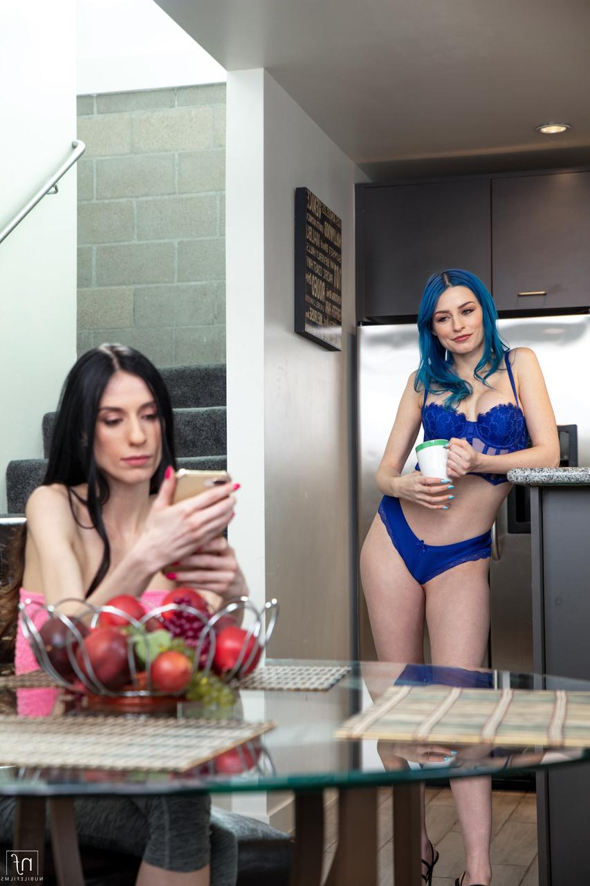 19P Les adolescentes lesbiennes Jewels Blu et Amber Wildee se déshabillent et s'embrassent françaisement.