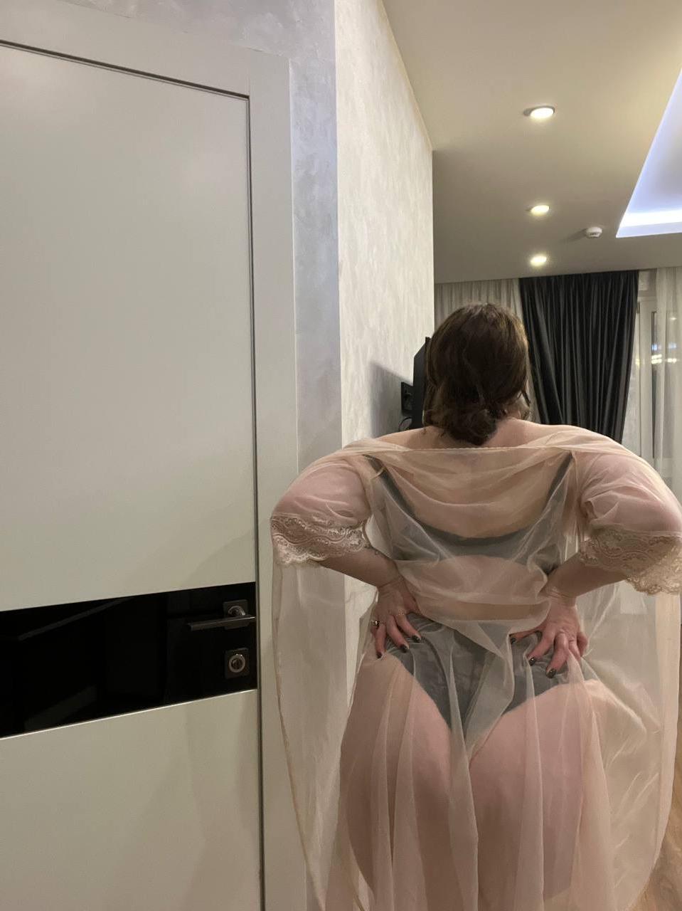 10P A morena gordinha amadora Kristi KKK mostra seus lindos peitos grandes e bunda grande