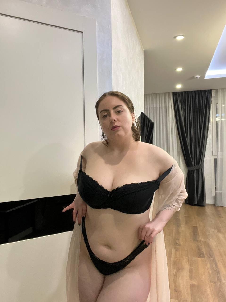 10P A morena gordinha amadora Kristi KKK mostra seus lindos peitos grandes e bunda grande
