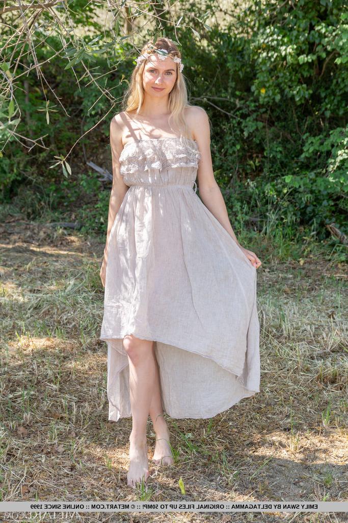 18P A doce adolescente loira Emily Swan fica nua em uma área arborizada que oferece sombra