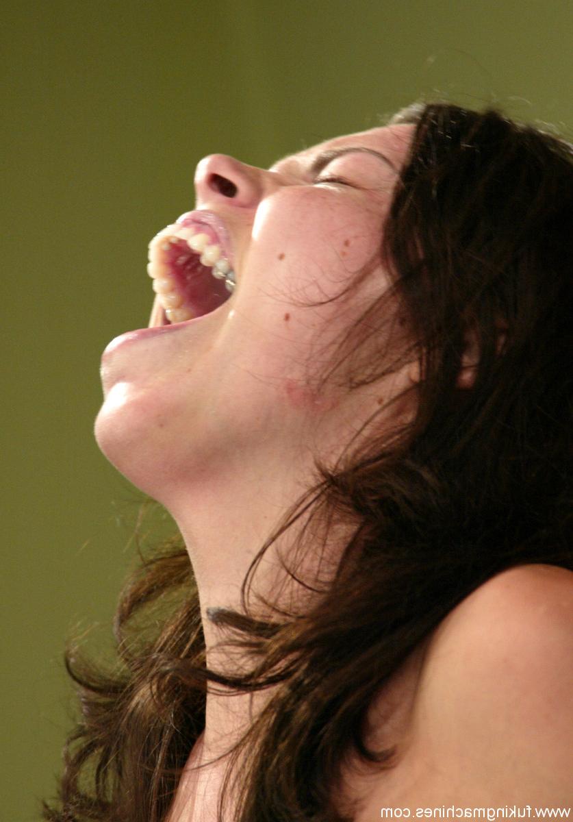17P Saltar sobre una máquina sexual es la forma en que la encantadora Brooke se relaja después del trabajo