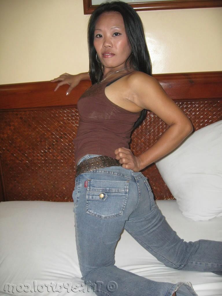 14P Filipina amadora desliza jeans sobre a bunda coberta de fio dental enquanto fica nua