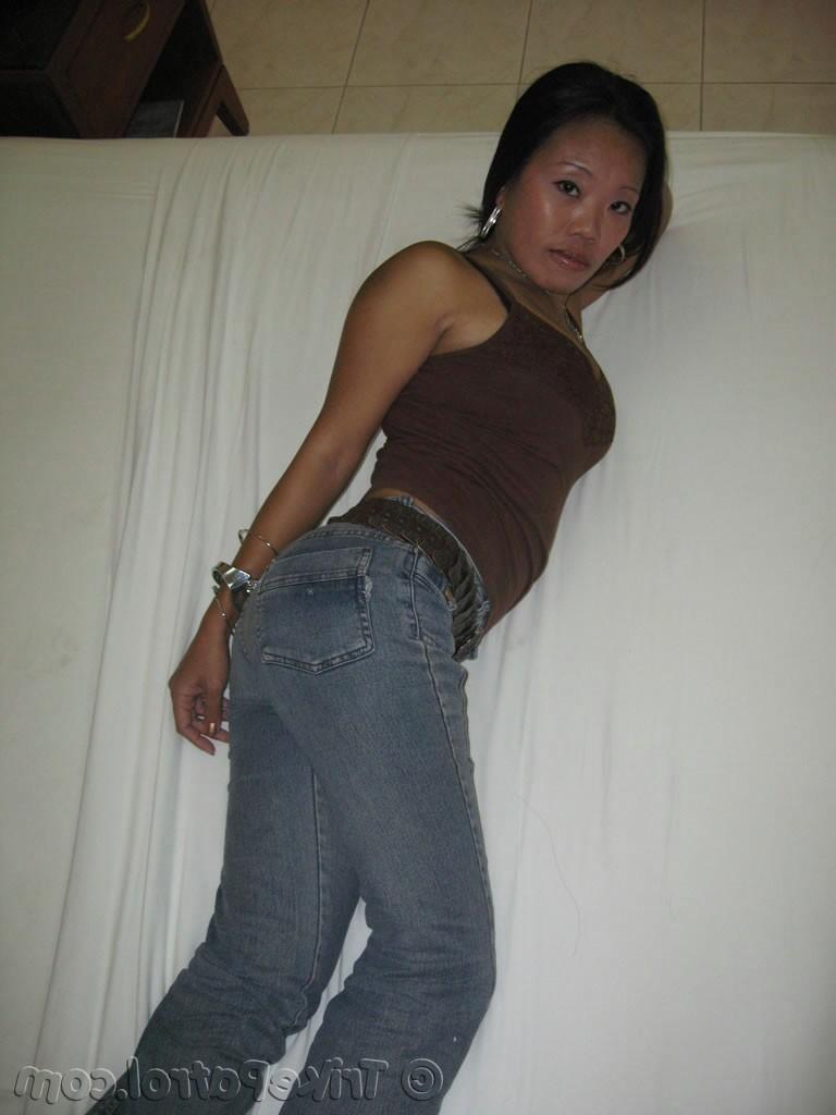 14P Filipina amadora desliza jeans sobre a bunda coberta de fio dental enquanto fica nua