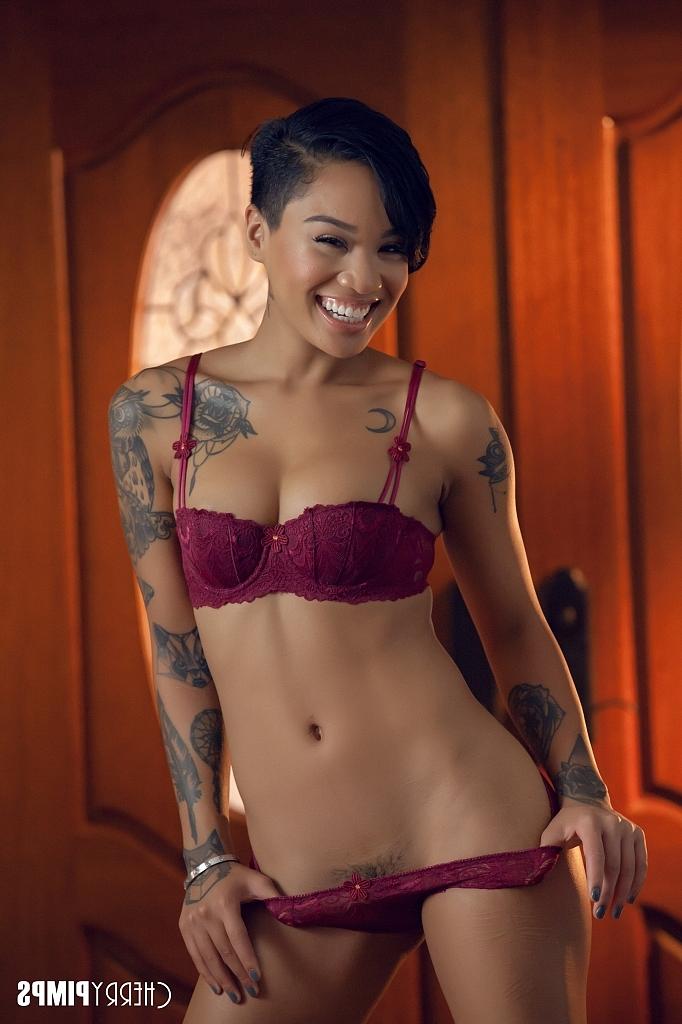 20P La sexy negra tatuada Honey Gold se burla seductoramente y abre su manguito de cerca